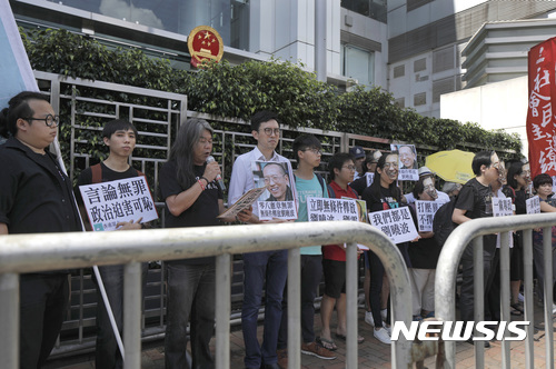 【홍콩=AP/뉴시스】 주홍콩 중국연락판공실 건물 앞에 27일 인권운동가들이 간암 말기 판정을 받고 가석방된 인권운동가 류샤오보의 사진을 들고 시위를 벌이고 있다. 이들은 중국에 류샤오보의 무조건 석방을 촉구했다. 2017.06.27