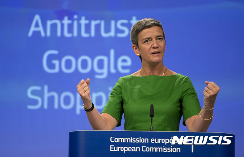【브뤼셀(벨기에)=AP/뉴시스】마르그레테 베스타게르 유럽연합(EU) 공정거래담당 집행위원이 27일 벨기에 브뤼셀의 EU 본부에서 기자회견을 열고 있다. EU는 이날 구글의 온라인쇼핑 서비스와 관련해 구글에 24억2000만 유로(약 3조920억원)의 기록적인 과징금을 부과했다. 2017.6.28