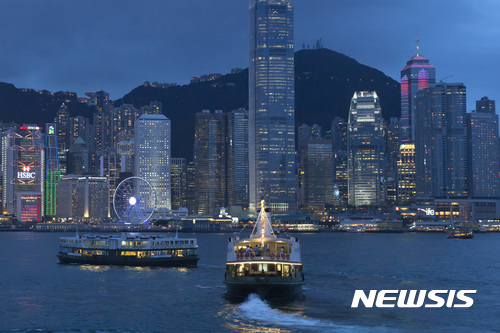  【홍콩=AP/뉴시스】2017년 6월20일 홍콩 빅토리아 항구의 모습. 홍콩의 90세 할머니가 중국 공안을 사칭한 보이스 피싱에 속아 2억5000만 홍콩달러(360억3250만원)을 사기당했다고 홍콩 경찰이 밝혔다. 2021.4.21
