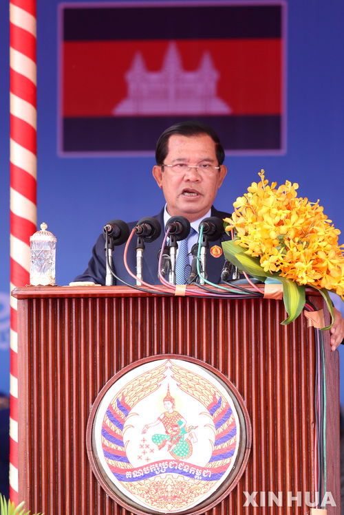 【프놈펜=신화/뉴시스】지난 32년간 장기 독재정권을 이끌어온 훈센 캄보디아 총리가 프놈펜에서 열린 집권 캄보디아인민당(CCP)창당 66주년 기념식에 참석해 연설을 있다. 2017.06.28 