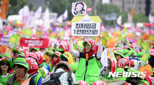 【서울=뉴시스】추상철 기자 = 민주노총 최저임금 및 비정규직 노동자들이 30일 오후 서울 종로구 광화문광장에서 '최저임금 만원', '비정규직 철폐' 등을 촉구하는 총파업을 하고 있다.  이날 열린 6.30 사회적 총파업 대회에는 파업 조합원 및 단체행동 참가자, 만원행동 소속 단체, 청년알바노동자 등 4만여 명이 참가했다. 2017.06.30. scchoo@newsis.com