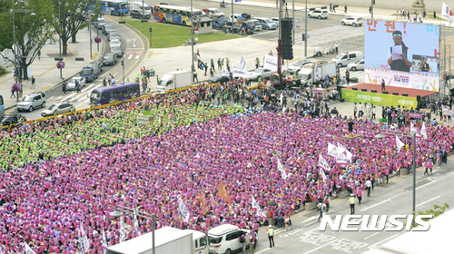 【서울=뉴시스】최진석 기자 = 학교 비정규직 노동자들이 30일 오후 서울 광화문 광장에서 '최저임금 1만원 쟁취! 비정규직 철폐! 노조 할 권리 쟁취! 6.30 사회적 총파업대회'를 하고 있다.  이날 열린 6.30 사회적 총파업 대회에는 파업 조합원 및 단체행동 참가자, 만원행동 소속 단체, 청년알바노동자 등 4만여 명이 참가했다. 2017.06.30.  myjs@newsis.com