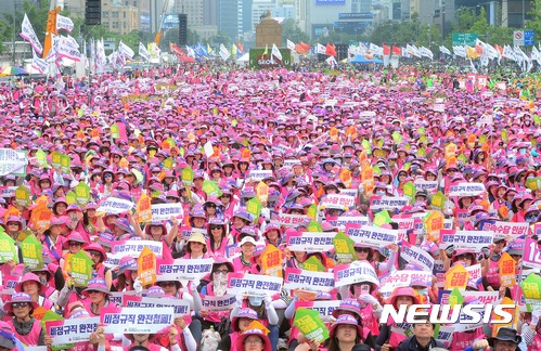 【서울=뉴시스】조성봉 기자 = 30일 오후 서울 종로구 광화문 광장에서 열린 최저임금 1만원 쟁취! 비정규직 철폐! 노조 할 권리 쟁취! 6.30 사회적 총파업대회에서 민주노총 참가자들이 구호를 외치고 있다. 2017.06.30. suncho21@newsis.com