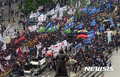 【서울=뉴시스】조성봉 기자 = 30일 오후 서울 종로구 광화문 광장에서 최저임금 1만원 쟁취! 비정규직 철폐! 노조 할 권리 쟁취! 6.30 사회적 총파업대회에서 민주노총 참가자들이 구호를 외치며 청계3가 쪽으로 행진하고 있다. 2017.06.30. suncho21@newsis.com 