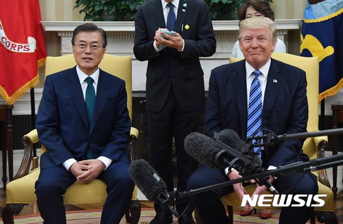 [워싱턴=뉴시스]2017년 문재인 당시 대통령 방한으로 성사된 한미정상회담에서 북핵, 고도미사일방어체계(사드·THAAD) 문제 등을 두고 양측간 상당한 의견차가 있었다고 허버트 맥매스터 전 국가안보보좌관이 27일(현지시각) 공개한 회고록 '우리 자신과의 전쟁에서 : 트럼프 백악관에서 나의 임무 수행'에서 밝혔다. 사진은 2017년 6월30일 미국 워싱턴 백악관에서 문재인 당시 대통령과 도널드 트럼프 당시 미 대통령과 한미정상회담을 하는 모습. 2024.08.28.