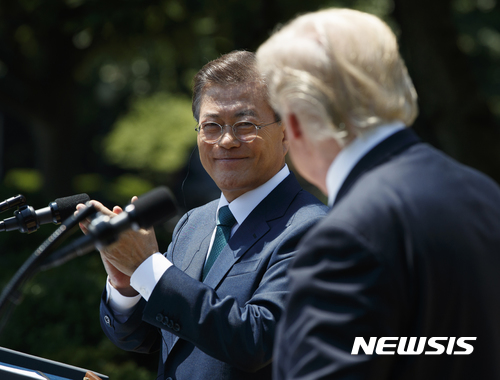 【서울=뉴시스】한국의 문재인 대통령이 30일(현지시간) 백악관 로즈가든에서 성명을 발표한 도널드 트럼프 미국 대통령에게 박수를 치고 있다. 2017.06.30.