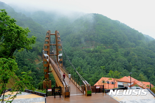 【증평=뉴시스】 증평군 좌구산 명산구름다리. (사진= 증평군 제공) photo@newsis.com