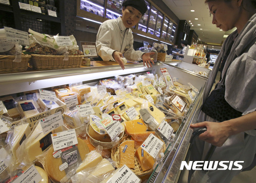 【도쿄=AP/뉴시스】일본 도쿄의 한 백화점에서 1일 고객이 수입 치즈 코너를 살펴보고 있다. 일본과 유럽연합은 8일 경제연대협정(EPA) 협상을 완전타결했다.  2017.07.03 
