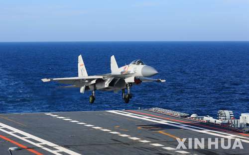 【랴오닝호=신화/뉴시스】 중국 항공모함 랴오닝호에서 함재기 젠-15 전투기가 착륙하고 있다. .
