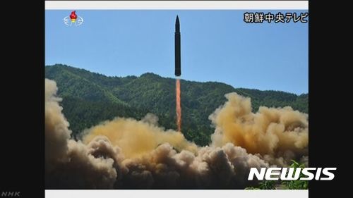 북한이 ICBM이라고 주장하는 화성-14형 탄도 미사일 발사 모습(NHK 캡처) 