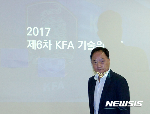 【파주=뉴시스】박주성 기자 = 4일 오전 경기도 파주 국가대표팀트레이닝센터(NFC) 2층 회의실에서 열린 대한축구협회 기술위원회 회의에 김호곤 기술위원장을 비롯한 위원들이 참석하고 있다. 김호곤 기술위원장과 황선홍 FC 서울 감독, 서정원 수원 삼성 감독등 K리그 클래식 사령탑들이 합류한 8인의 새 기술위원회에서 신임 대표팀 감독 선임과 관련해 논의할 예정이다. 2017.07.04. park7691@newsis.com