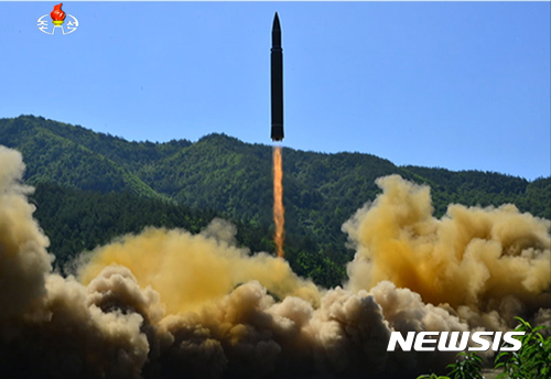 【서울=뉴시스】 북한이 지난 4일 화성 14형 새 대륙간탄도미사일(ICBM)을 발사하고 있다. 북한이 또다시 탄도미사일을 발사할 것으로 우려됐던 27일 미사일을 발사하지 않은 것과 관련, 미국에서는 미사일 발사 준비 단계에서 기술적 문제가 발생한 것이 아니냐는 견해가 제기되고 있다. 그러나 북한의 발사 움직임은 여전해 미국은 경계를 늦추지 않고 있다. 2017.7.28 (사진=조선중앙TV 캡쳐) photo@newsis.com