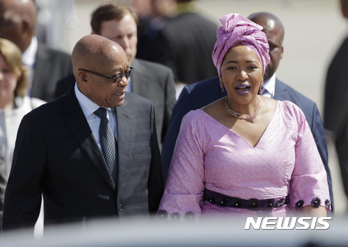 【함부르크=AP/뉴시스】남아공의 제이컵 주마 대통령이 6일 부인 토베카 마디바 주마와 함께 G20 정상회의 참석 차 독일에 도착해 함께 걸어가고 있다. 2017. 7. 6.