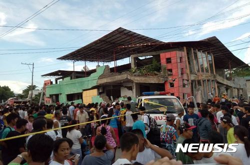 【서울=뉴시스】지난 6일 오후 4시3분께 필리핀 중부 레이테 섬에서 발생한 규모 6.5 지진으로 최소 2명이 사망하고 100여명이 다쳤다. (사진=GMA 트위터 캡쳐) 2017.07.07