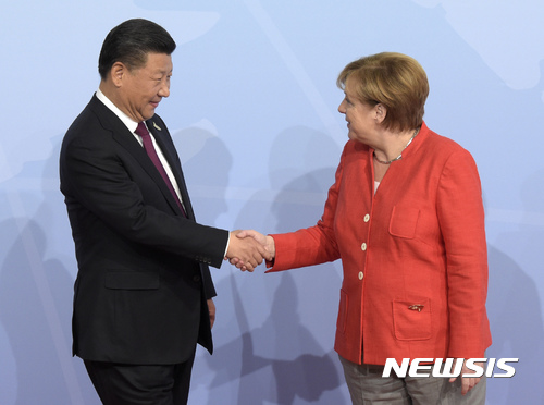 【함부르크=AP/뉴시스】앙겔라 메르켈 독일 총리가 7일(현지시간) 함부르크에서 열린 주요 20개국 정상회의에 참석한 시진핑 중국 국가 주석과 악수하고 있다. 이날 이틀간 열리는 G20 정상회의가 개막했다. 2017.07.07 