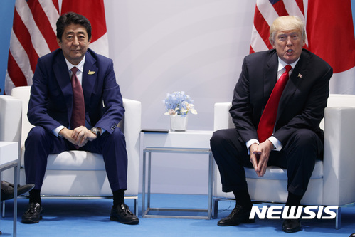 【함부르크=AP/뉴시스】도널드 트럼프 미국 대통령(오른쪽)과 아베 신조 일본 총리가 8일(현지시간) G20 정상회의가 열린 독일 함부르크에서 정상회담을 갖고 있다. 2017.07.09