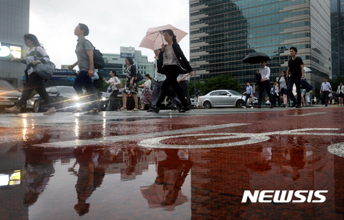 24일 전북지역은 10개 시군에 폭염특보가 발령된 가운데 아침부터 장맛비가 시작될 전망이다. (사진은'오락가락 장맛비에 우산을 접었다 폈다' 뉴시스 2017.07.10. 자료사진)