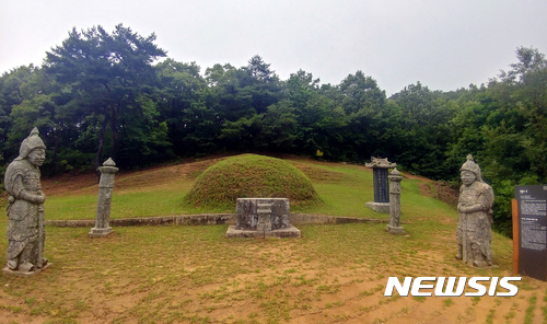  【천안=뉴시스】이종익 기자 = 충남 천안동남경찰서는 천안시 동남구 북면 은석산에 위치한 충청남도 문화재자료(제261호) 어사 박문수 묘비에 임의로 37자를 각자(刻字, 돌에 글자를 파서 새김) 한 종중 관계자 A(70)씨 등 2명을 문화재보호법 위반 혐의로 최근 입건했다고 11일 밝혔다. 북면 은석산 정상부 595㎡면적에 위치한 어사 박문수 묘에는 '망주석' 1쌍과 '무신석(武臣石)' 1쌍, '상석(床石)'을 비롯해 오른쪽 정면에 '묘비'가 있으며, 모두 충남도 문화재자료로 지정돼 있다. 2017.07.11. 007news@newsis.com