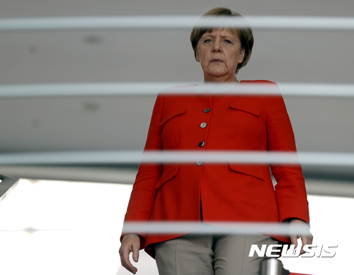 【베를린=AP/뉴시스】앙겔라 메르켈 독일 총리가 7월 17일(현지시간) 베를린에서 열린 '문화미디어계 여성' 행사에 참석하고 있다. 20117.8.7.