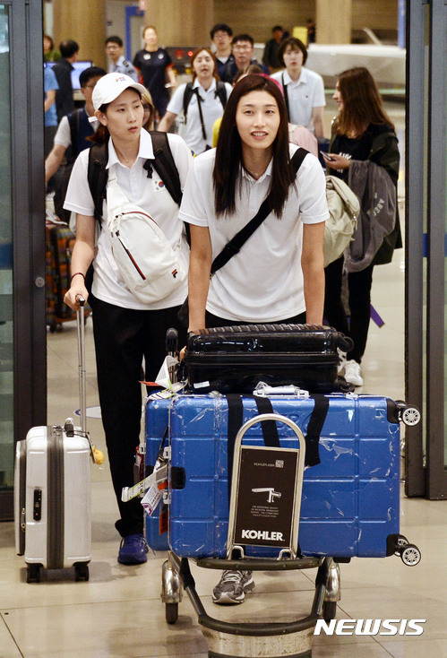 【인천공항=뉴시스】홍찬선 기자 = 한국 여자배구 대표팀의 간판 김연경 선수와 선수들이 18일 인천공항에 귀국하고 있다. 대표팀은 지난 17일(한국시간) 폴란드 오스트로비에츠 시베엥토크시스키에서 열린 국제배구연맹(FIVB) 2017 그랑프리 세계여자배구대회 2주차 3차전에서 홈팀 폴란드를 3-1로 제압하고 2주차 일정을 기분 좋게 마무리 했다. 2017.07.18. mania@newsis.com