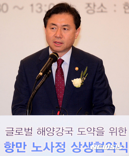 【서울=뉴시스】추상철 기자 = 글로벌 해양강국 도약을 위한 항만 노사정 상생협약식이 열린 18일 오전 서울 중구 한국프레스센터에서 김영춘 해양수산부 장관이 인사말을 하고 있다. 2017.07.18. scchoo@newsis.com