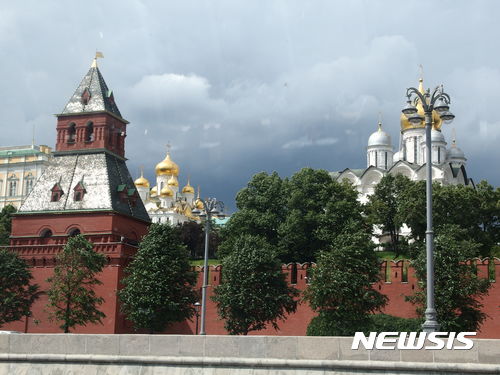 【모스크바(러시아)=뉴시스】김기진 기자 =러시아 모스크바 '붉은 광장'에 위치한 '크렘린' 궁전. 1917년의 러시아혁명으로 모스크바가 수도가 되어 1918년 이후 크렘린(Kremlin, 성벽)은 당시 소련정부의 본거지가 되었다. 현재의 크렘린 궁전은 모스크바강(江)을 따라 1변이 약 700m의 삼각형을 이루고, 높이 9∼20m, 두께 4∼6m의 붉은 색 벽으로 둘러싸여 있다. 사진은 붉은 성벽 안쪽에 위치하고 있는 러시아 정교회의 모습. 2017.07.19.   sky@newsis.com