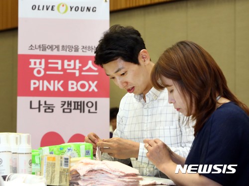 올리브영, 핑크박스 서울시립청소년건강센터에 전달