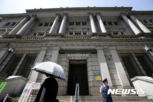 【도쿄=AP/뉴시스】 일본 중앙은행인 일본은행이 현행 금융완화책의 수정을 모색하고 있다. 