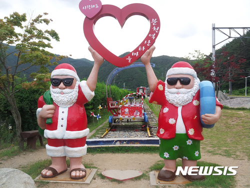 【서울=뉴시스】경북 봉화군 분천역 '여름 산타 마을'. (사진=코레일 제공)