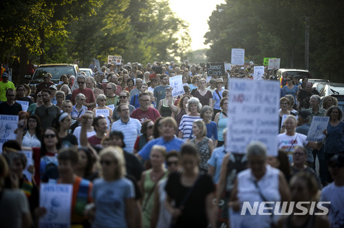 【미니애폴리스( 미 미네소타주) = AP/뉴시스】 2017년 7월 20일 미국 미니애폴리스 시내에서 호주 여성 저스틴 대먼드를 사살한 경찰관의 처벌을 요구하는 시민들이 그 해 12월 거리에서 항의시위를 벌이고 있다.  