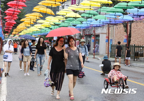  【인제=뉴시스】한윤식 기자 = 강원 인제읍 정중앙휴게소 일원에서 열린 제4회 바퀴축제에 22일 주말을 맞아 많은 사람들이 몰려 축제를 즐기고 있다. 2017.07.22.  ysh@newsis.com 