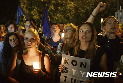 【바르샤바=AP/뉴시스】폴란드 시위대가 21일(현지시간) 바르샤바에서 사법부 통제 권한 강화 법안 반대 시위를 벌이고 있다. 폴란드 하원에 이어 상원도 다음날 유럽연합(EU)의 비난에도 결국 정부의 사법부 통제 권한 강화 법안을 가결했다. 2017.07.22 