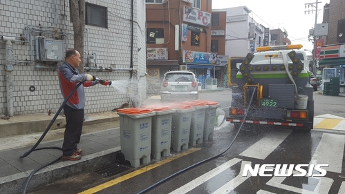 '악취 예방' 마포구, 음식물 쓰레기통 정기 수거·세척