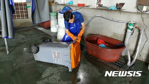 '악취 예방' 마포구, 음식물 쓰레기통 정기 수거·세척