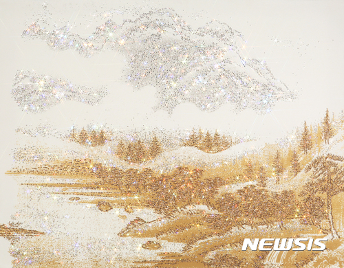 【서울=뉴시스】김종숙, ARTIFICIAL LANDSCAPE–Luminous Gold Drawing  116.8 x 90.9cm  Mixed media & Swarovski’s cut crystals on canvas, 2017