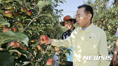 【장수=뉴시스】유영수 기자 = 장수군은 벼, 토마토 및 과수 농가를 대상으로 오는 27일까지 농작물 병해충 2차 지원방제 사업 신청을 받는다고 24일 밝혔다. 2017.07.24.(사진=장수군 제공) photo@newsis.com