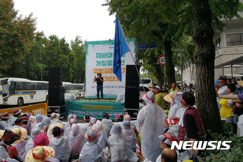 【영주=뉴시스】김진호 기자 =24일 청와대 앞에서 열린 '우박피해 대책촉구 전국대회'에서 경북 영주와 봉화, 전남 순천지역 우박피해 농민들이 '실질적인 대책'을 요구하는 집회를 열고 있다. 2017.07.24 (사진= 영주시 제공) photo@newsis.com