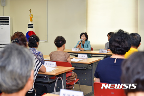 【서울=뉴시스】박춘희 송파구청장이 24일, 풍납1동 주민센터에서 열린 ‘풍납동 주민단체 간담회’에 참석해 풍납토성 사업 등에 관해 주민과 대화를 나누고 있다. (사진 = 송파구 제공) photo@newsis.com 