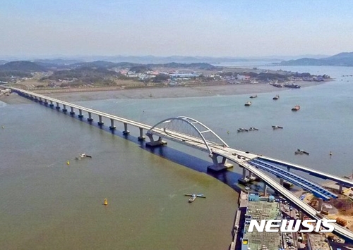 【군산=뉴시스】고석중 기자 = 전북 군산시와 충남 서천군을 연결하는 동백대교 전경, 이 대교는 2018년 12월 준공할 예정이며 총연장 3.18㎞에 폭 20m, 왕복 4차로의 교량이다. 2017.07.24. (사진= 군산시 제공) photo@newsis.com