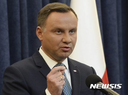 【바르샤바=AP/뉴시스】안제이 두다 폴란드 대통령이 24일(현지시간) 바르샤바에서 성명을 발표하고 있다. 그는 논란이 된 사법 통제 권한 강화 관련 2개 법안에 대해 거부권을 행사할 것이라고 밝혔다. 2017.07.24 
