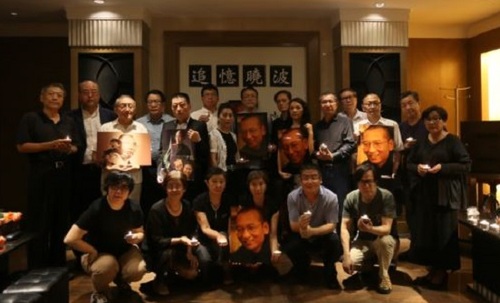 【서울=뉴시스】지난 19일 베이징의 한 호텔에서 중국 노벨평화상 수상자인 류샤오보(劉曉波)를 추모하는 행사가 열린 가운데 참석자들이 단체 사진을 찍고 있다. (사진출처: 미국의소리방송) 