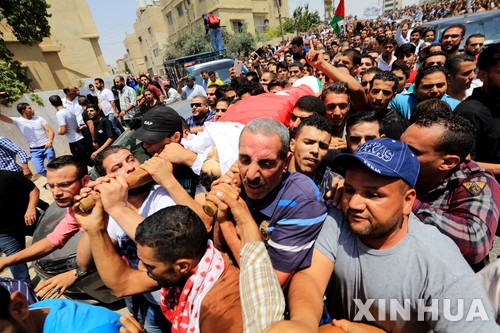 【암만=신화/뉴시스】요르단 암만에서 25일(현지시간) 시민들이 이스라엘 대사관 총격사건 희생자인 모하마드 알 자와우다의 시신을 옮기고 있다. 이날 장례식에는 수천명이 참석했다. 지난 23일 주 암만 이스라엘 대사관 내에서 경비원이 총을 쏴 요르단인 2명이 사망했다. 2017.07.26 