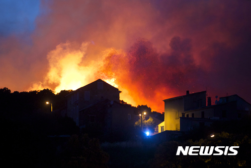【오르탈=AP/뉴시스】프랑스 코르시카 섬 오르탈 마을에서 25일(현지시간) 산불이 발생해 불길이 치솟고 있다. 고온 건조한 날씨에 강풍이 불어 남부 지역 10여곳 이상에서 산불이 동시에 진행 중이다. 2017.07.26