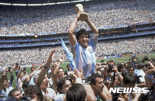 【멕시코시티=AP/뉴시스】1986년 월드컵 우승을 차지한 마라도나. 