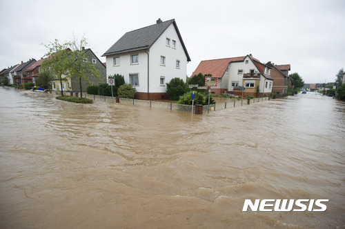 【루덴=AP/뉴시스】 독일의 남 삭소니 주에 비가 계속 내려 여러 도시에 홍수가 난 가운데 26일 네테강이 루덴 시 거리까지 범람해 넘쳐 흐르고 있다. 2017. 7. 26.