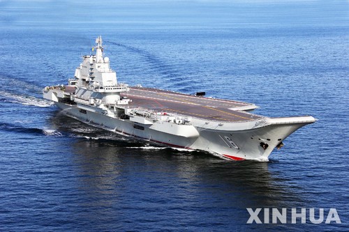 【베이징=AP/뉴시스】 중국 인민해방군이 8월1일로 창설 90주년을 맞는다. 날짜 미상의 사진은 중국 최초의 항공모함 랴오닝호가 항해하고 있는 모습이다. 2017. 7. 26.