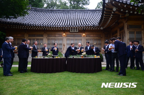 文대통령, 靑에서 기업인 간담회···호프회동 시작