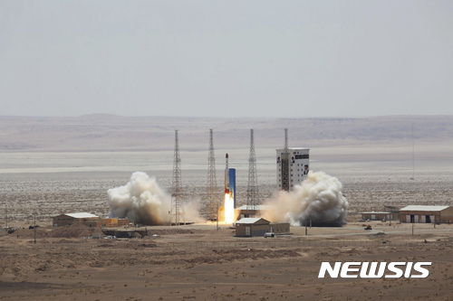 【이란=AP/뉴시스】이란 국방부가 27일(현지시간) 위성을 탑재한 로켓 '시모르그'를 성공적으로 쏘아 올렸다고 밝히며 발사 현장 사진을 공개했다. 그러나 장소는 구체적으로 알리지 않았다. 2017.07.28