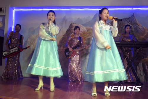 【두바이(아랍에미리트)=AP/뉴시스】아랍에미리트의 두바이에 있는 북한 식당 옥류관에서 7월25일 여성 직원들이 노래를 부르고 있다. 2017.7.28