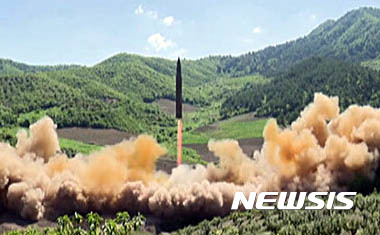 【서울=뉴시스】 합동참모본부는 29일 "북한이 어제 오후 11시 41분경 자강도 무평리 일대에서 동해상으로 불상 미사일 1발을 발사했다"고 밝혔다. 미국 국방부는 북한이 발사한 비행체가 대륙간탄도미사일(ICBM)이라고 확인했다.  사진은 북한이 지난 4일 진행된 대륙간탄도미사일 '화성-14' 시험발사 장면. 2017.07.29. (사진=뉴시스 DB) photo@newsis.com